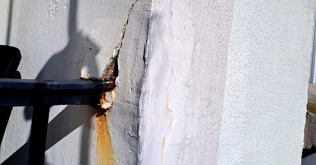 Scellement de garde-corps corrodé, repéré lors d'une inspection